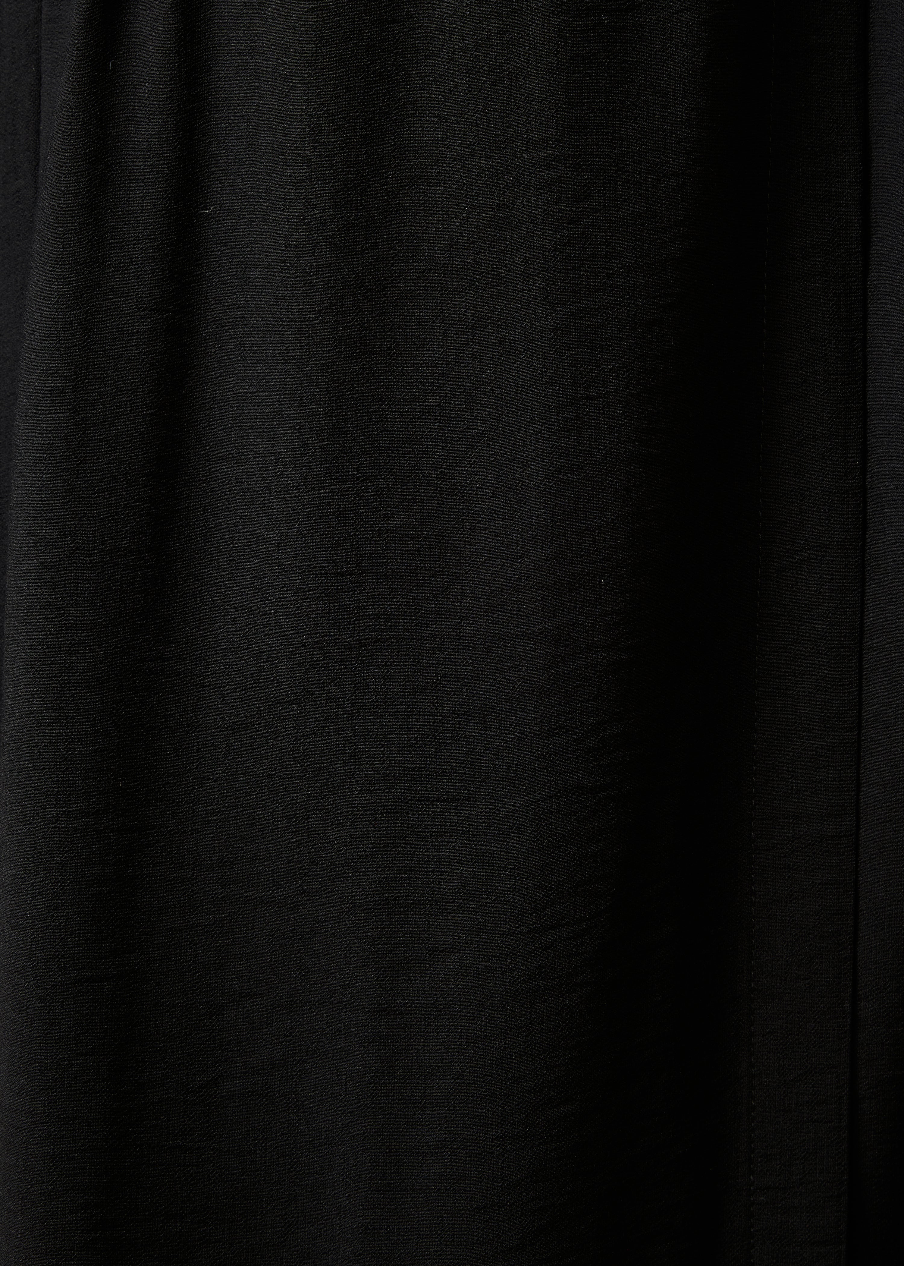 Schwarzes, tailliertes, langes Wickelkleid