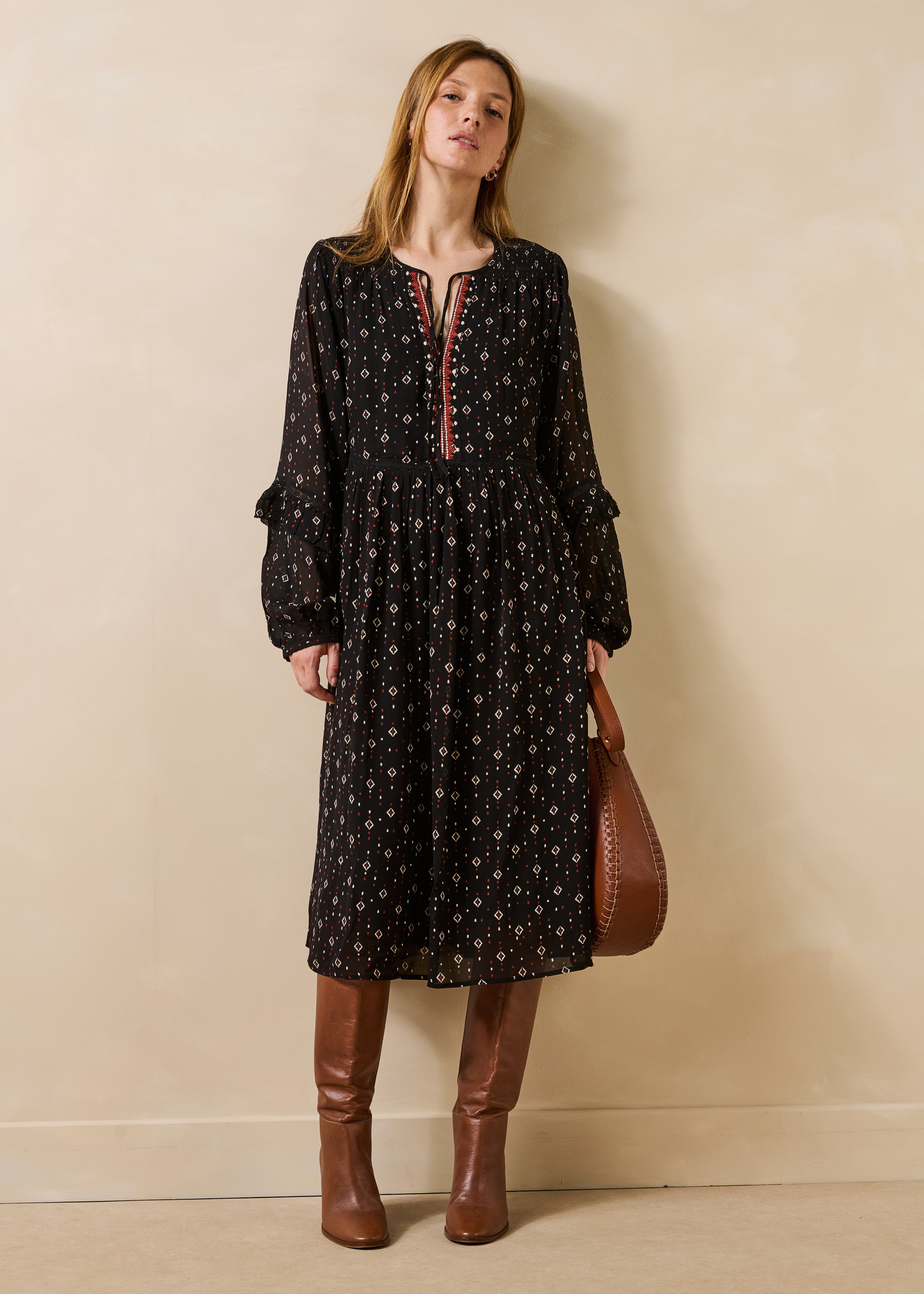 Zwarte midi-jurk van voile met lange mouwen en print