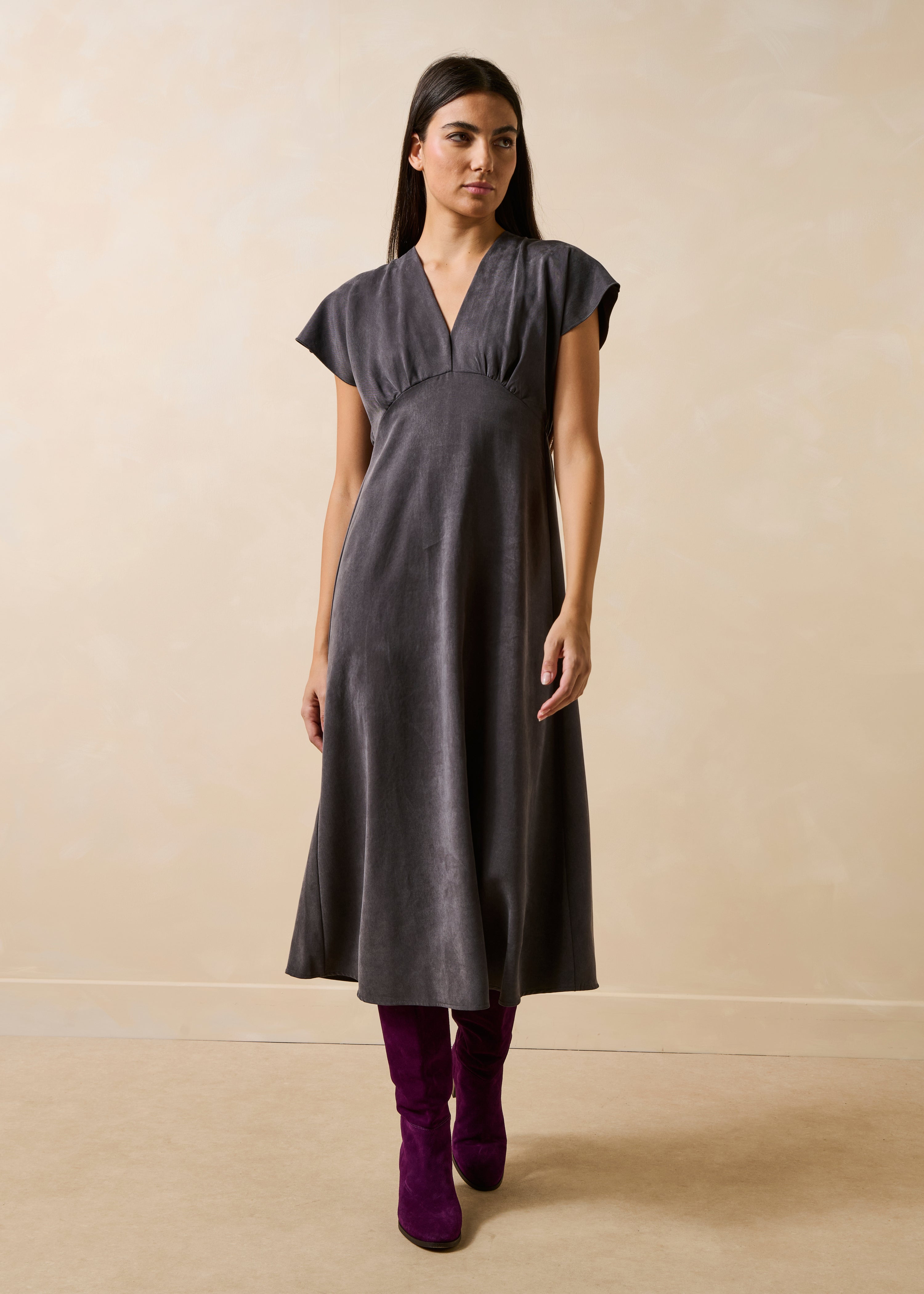 Robe longue grise en satin manches courtes