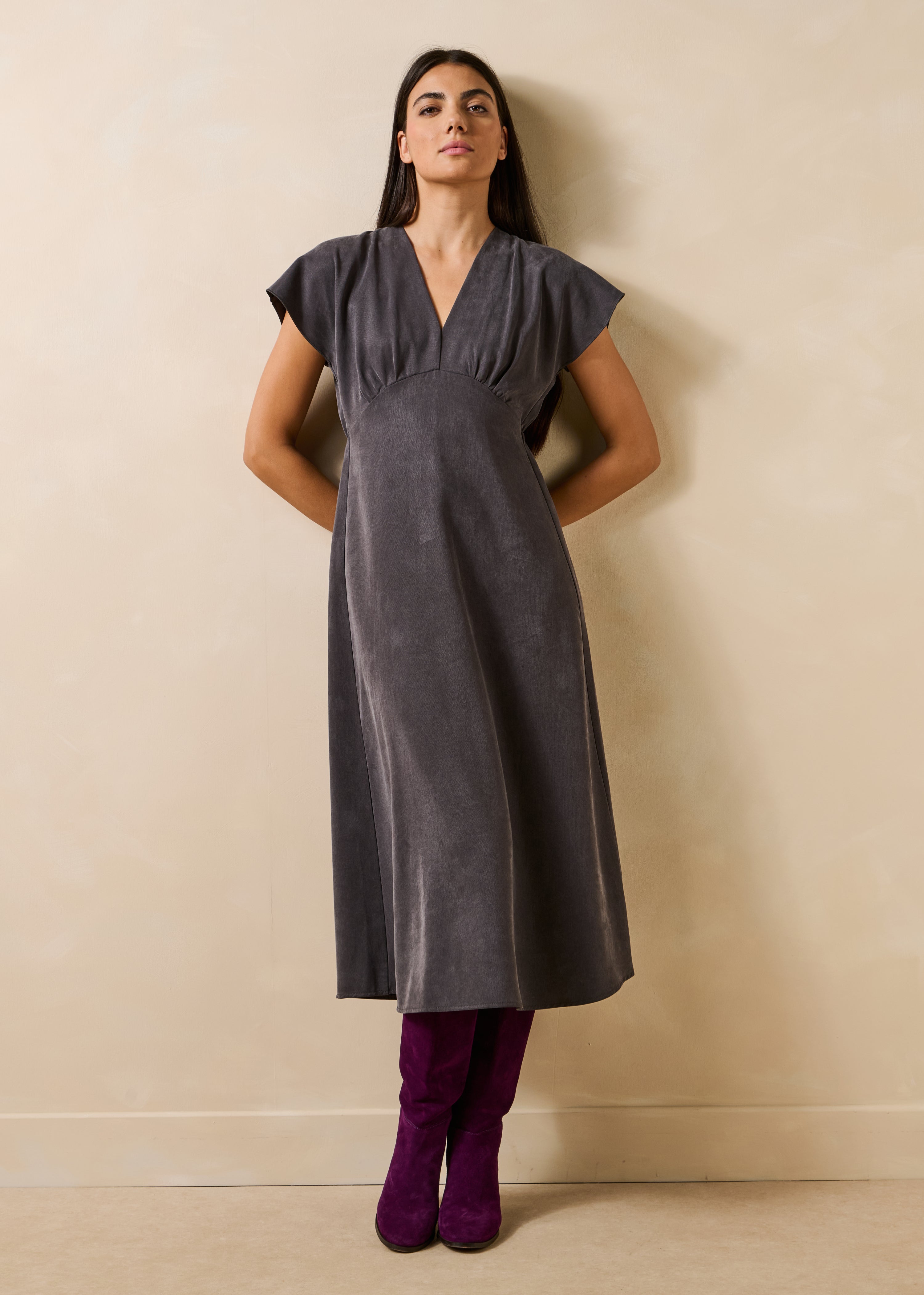 Robe longue grise en satin manches courtes
