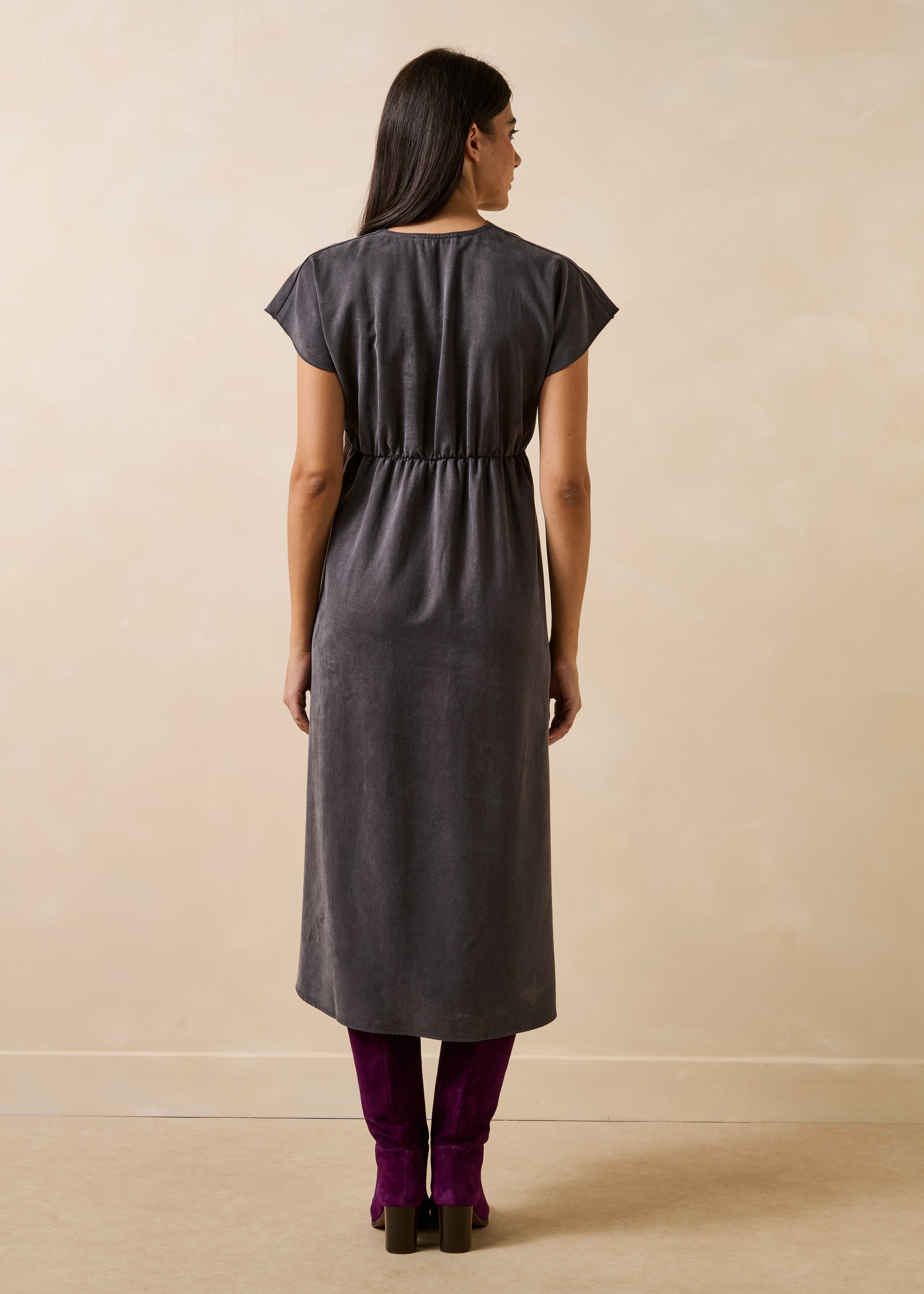 Robe longue grise en satin manches courtes