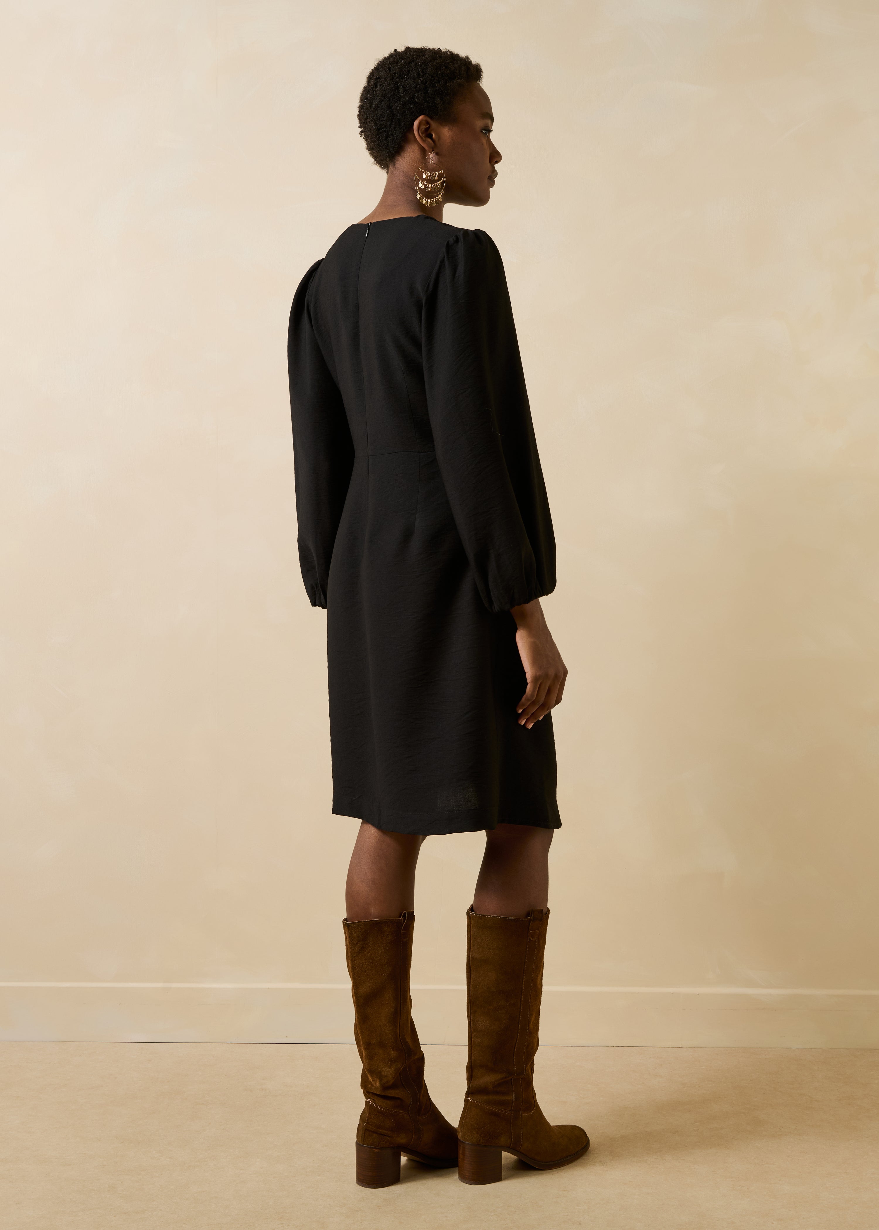 Schwarzes, tailliertes Midikleid im Wickelstil