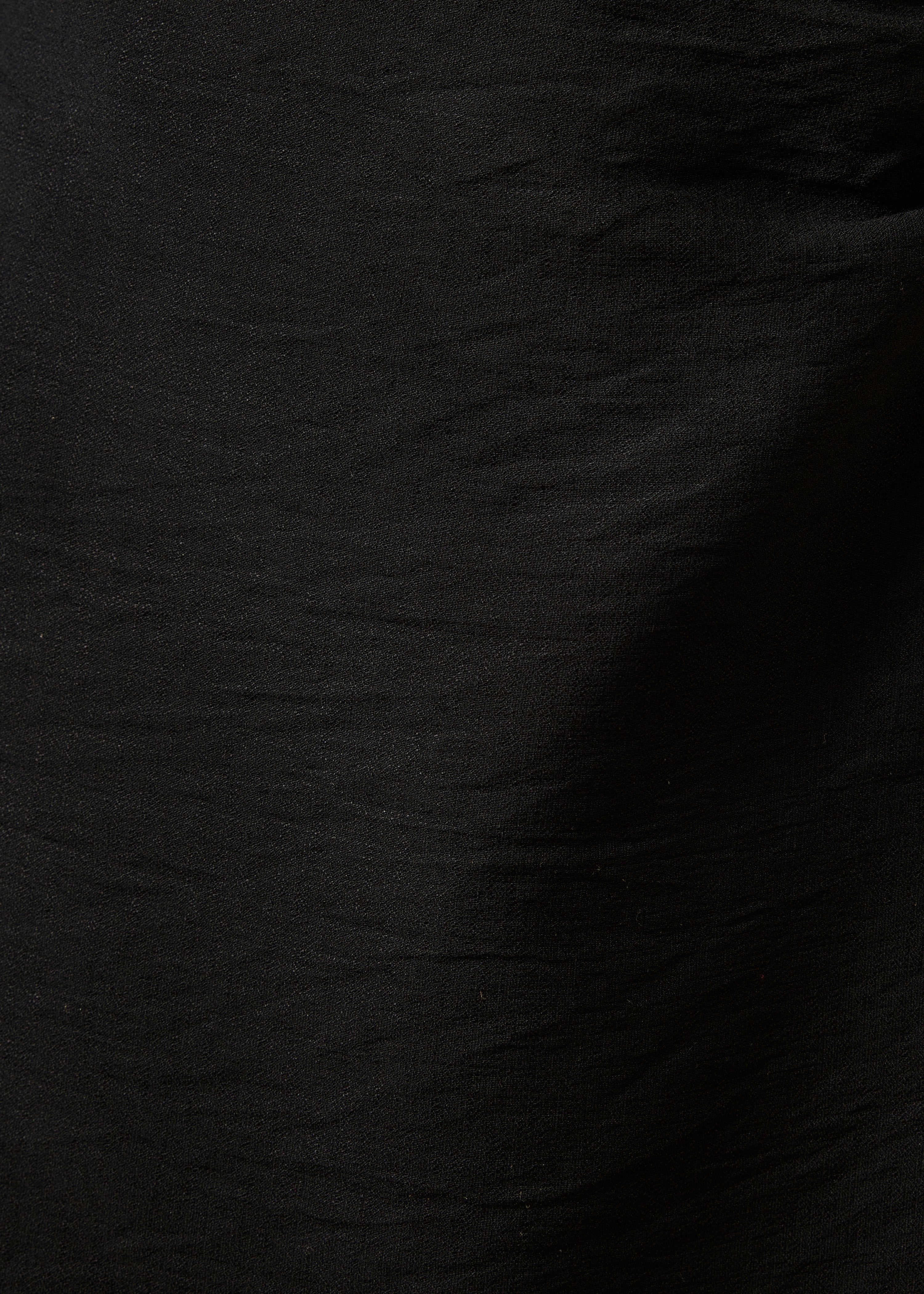 Schwarzes, tailliertes Midikleid im Wickelstil