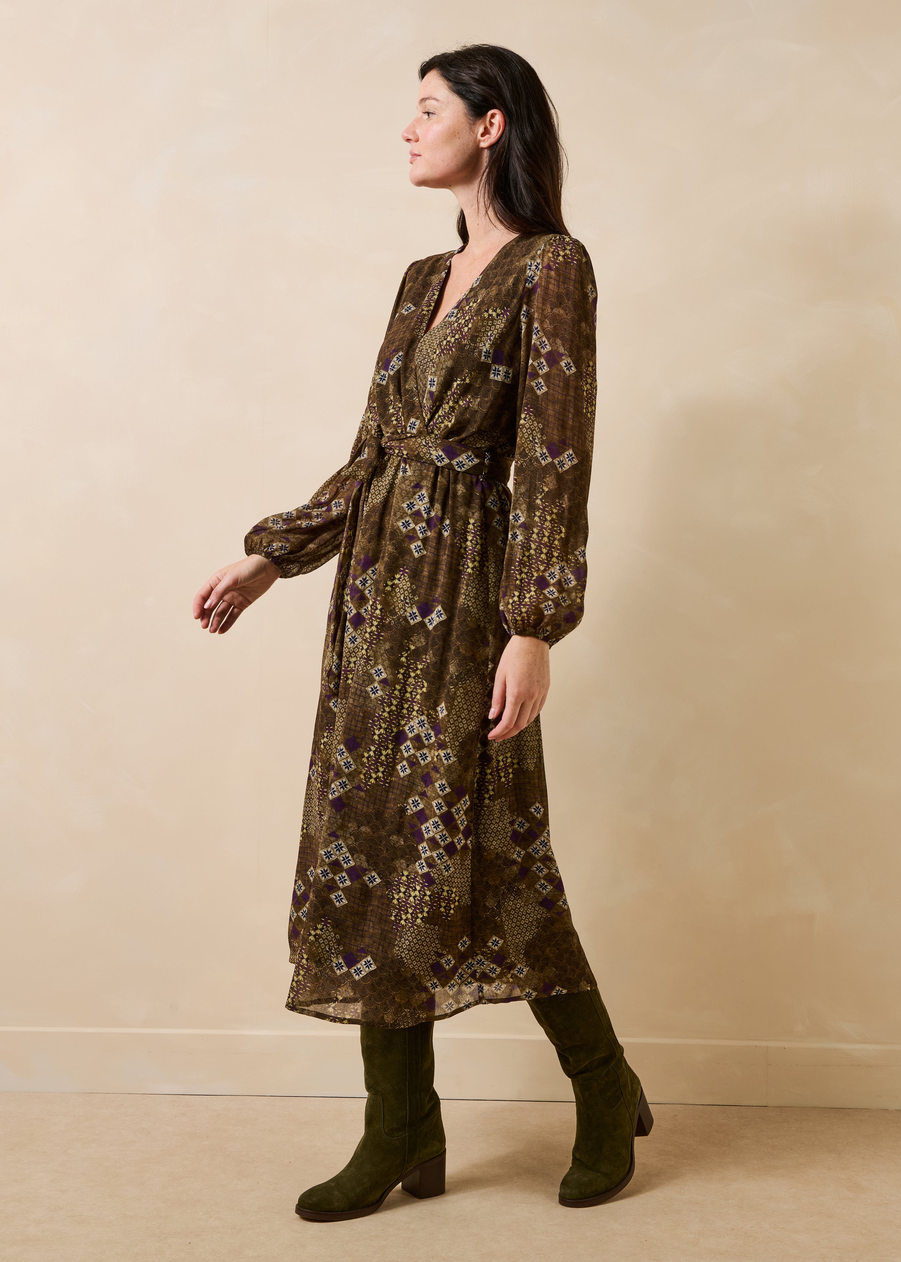 Langes Wickelkleid in Grün mit langen Ärmeln und Print