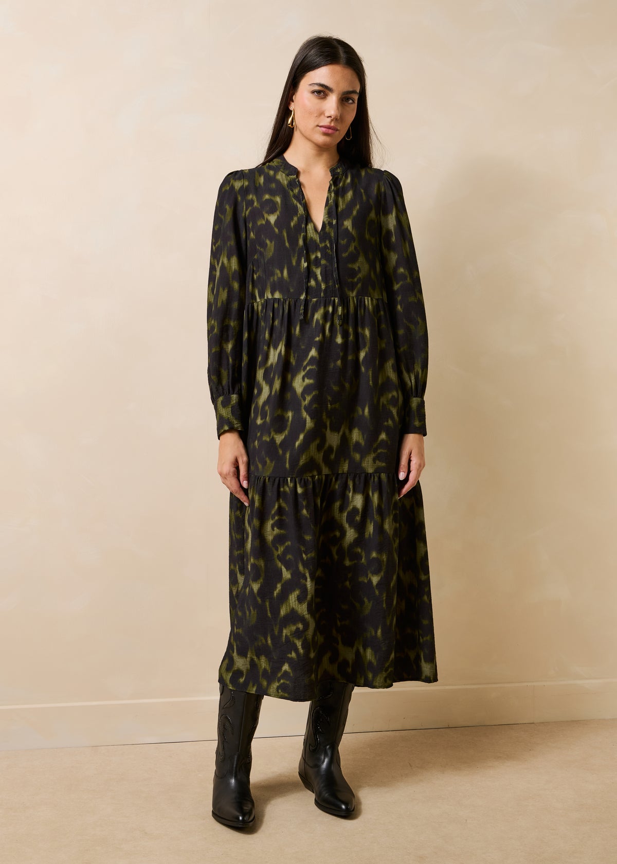 Vestido largo kaki amplio con mangas largas estampado