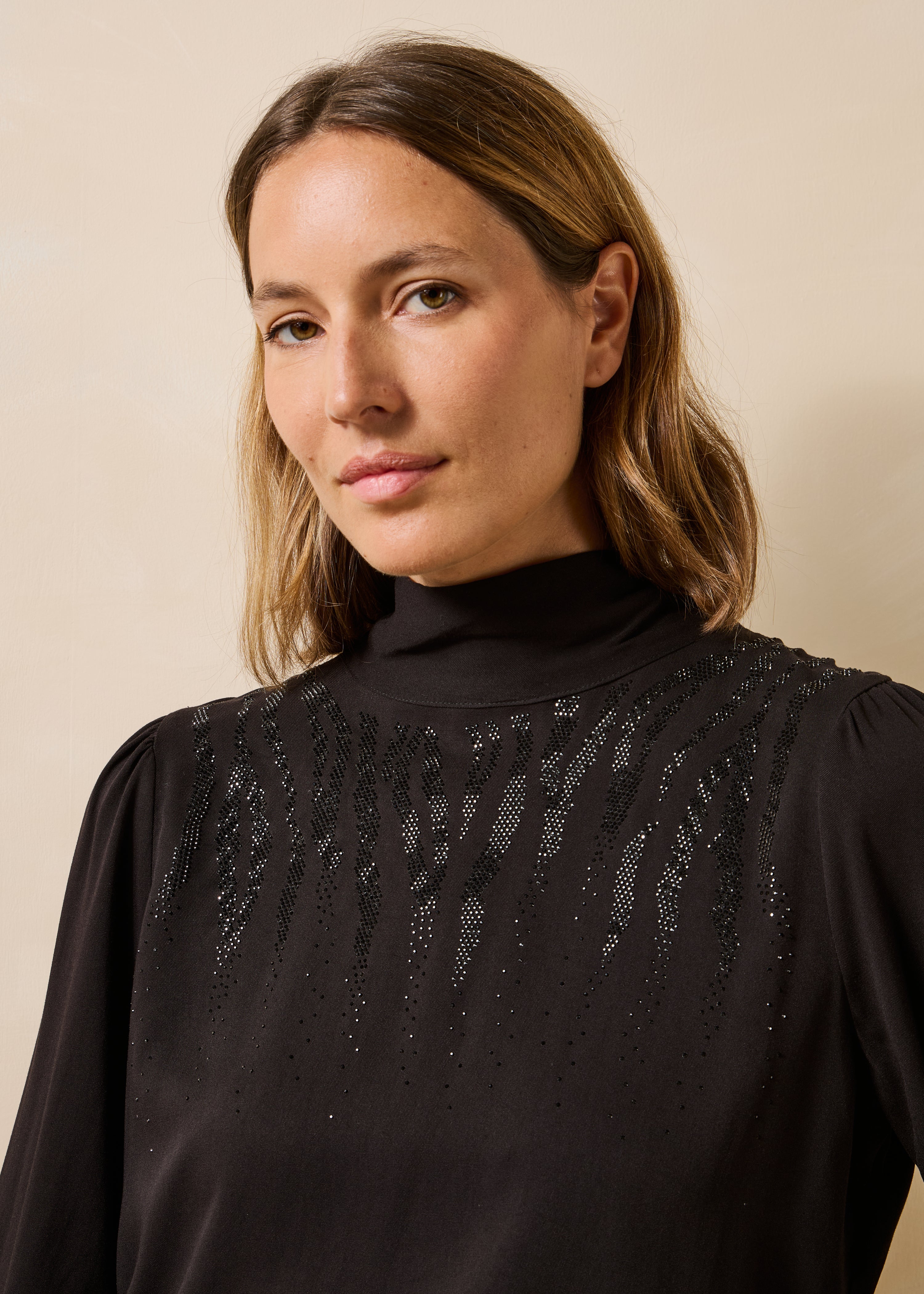 Top nero fluido maniche lunghe con motivo strass zebra