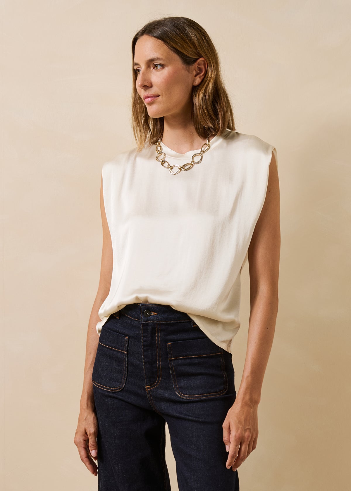 Top sans manches écru en satin