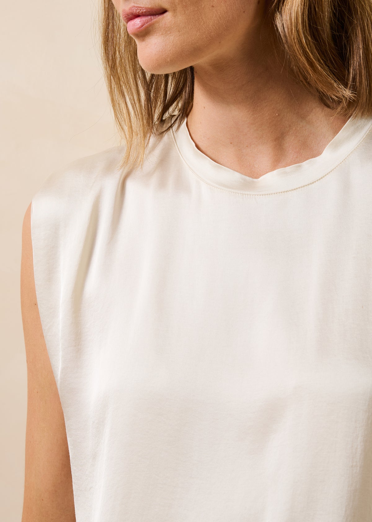 Ärmelloses Top in Satin, Farbe Ecru