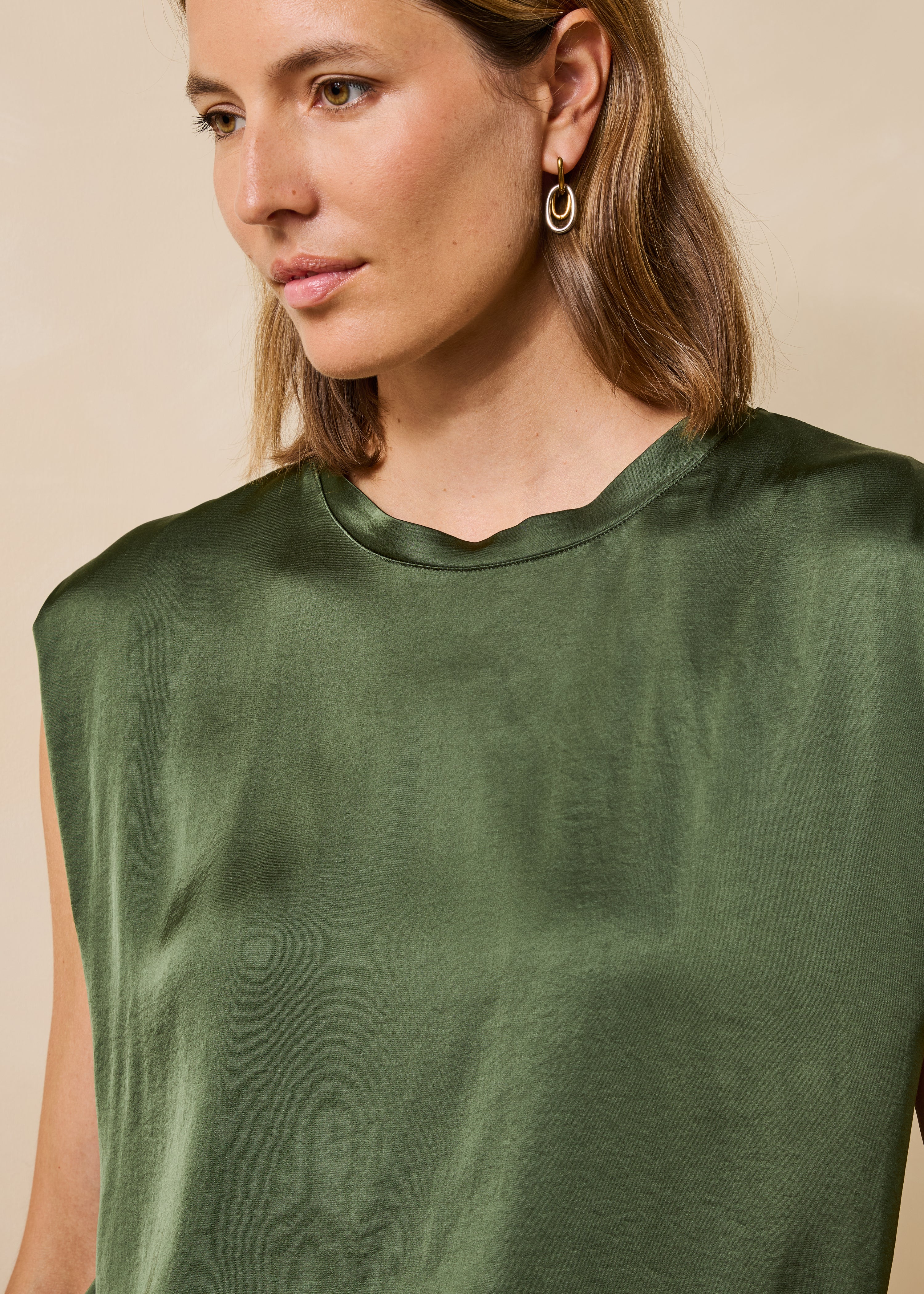 Top sans manches kaki en satin