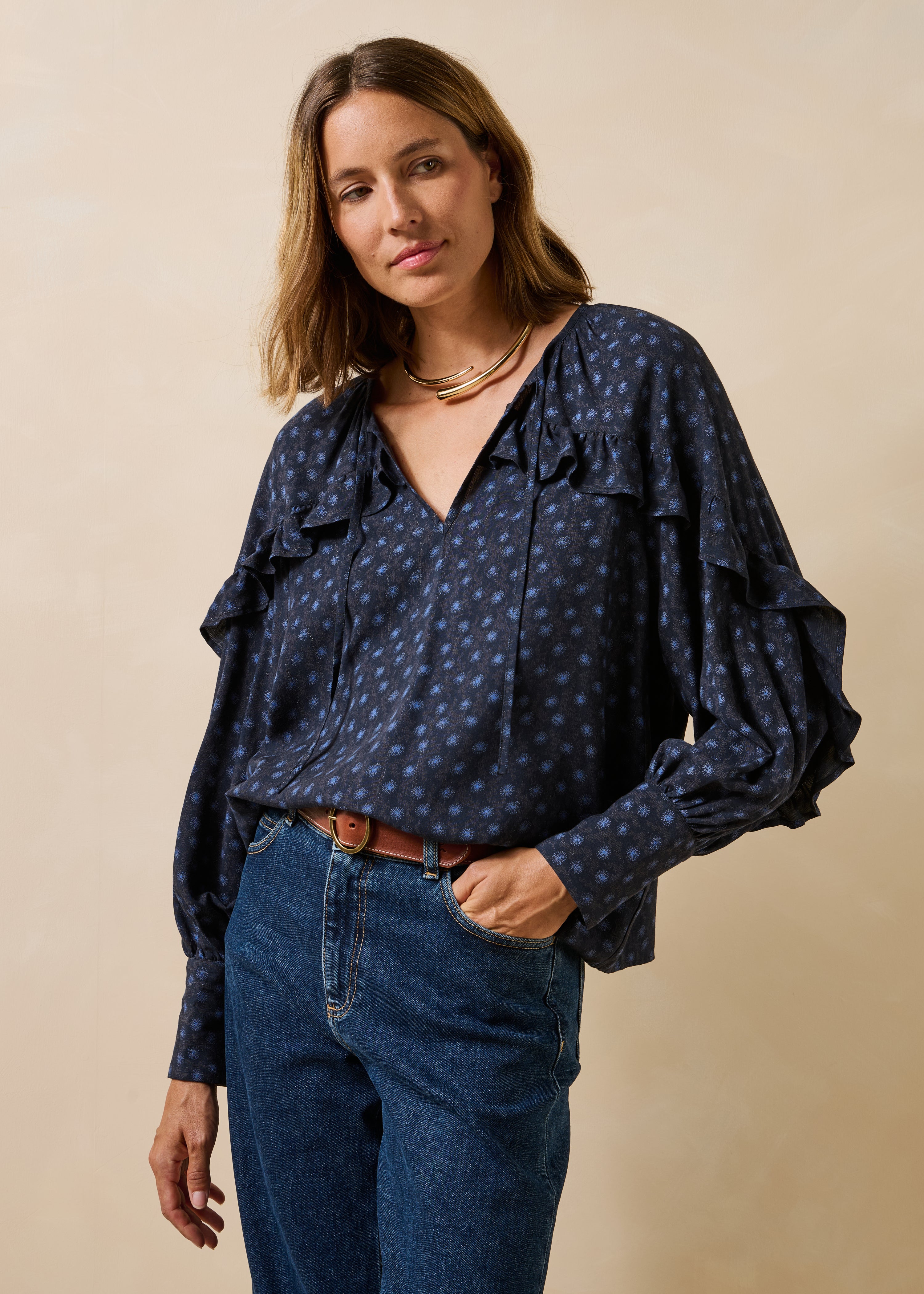Top blu a maniche lunghe con stampa e scollo tunisino
