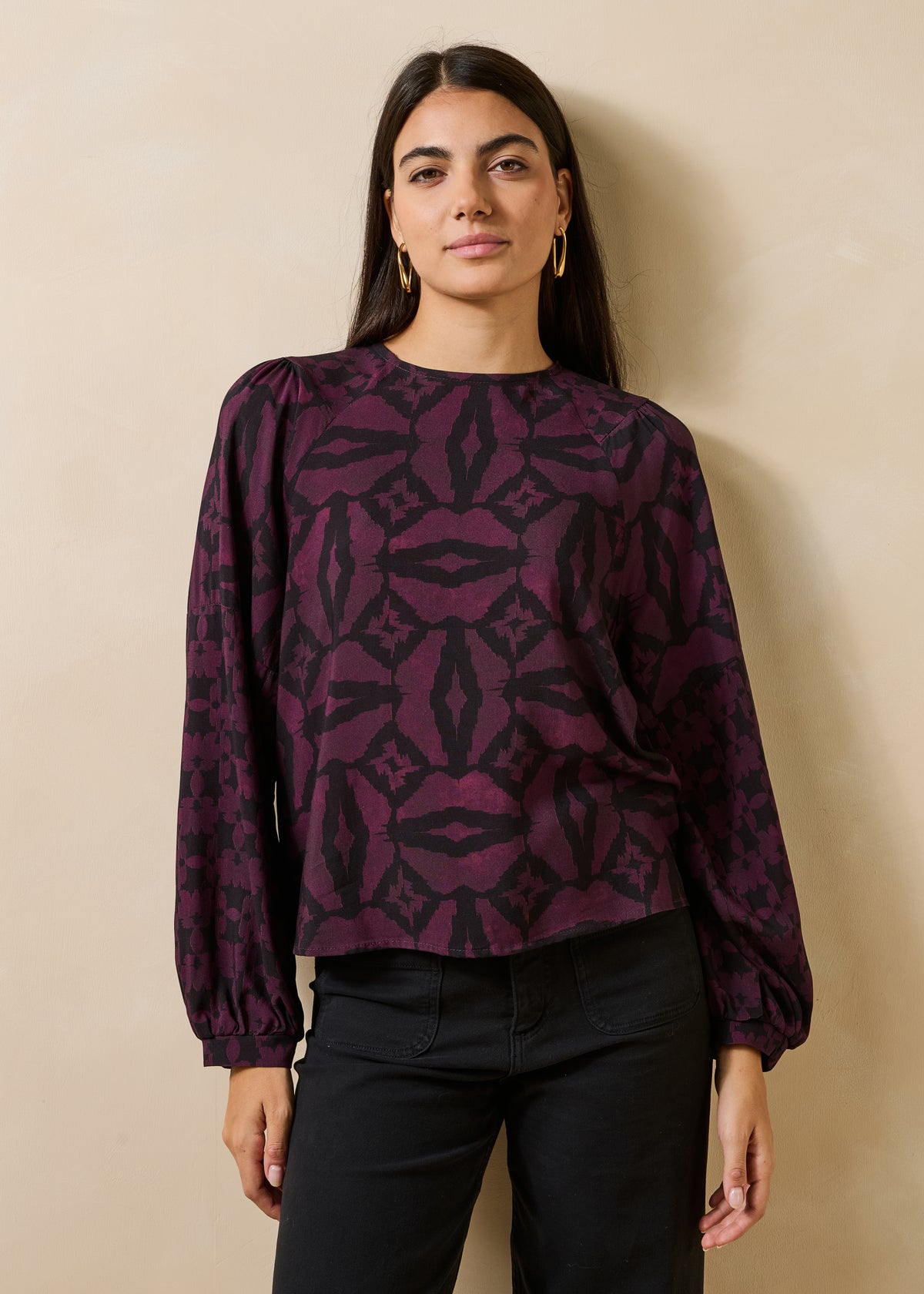 Top noir et violet imprimé manches longues