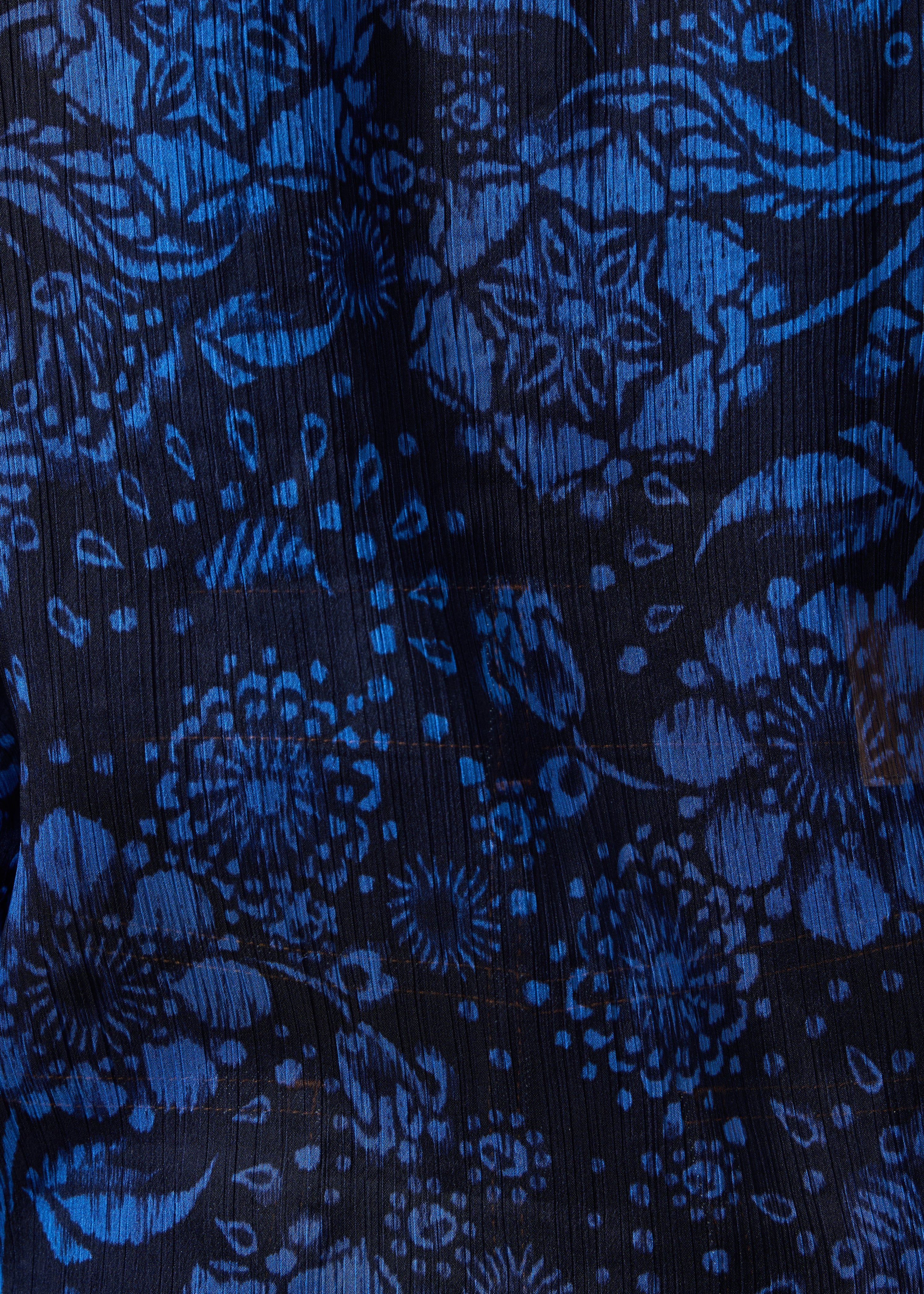 Blauwe top van voile met bloemenprint en lange mouwen