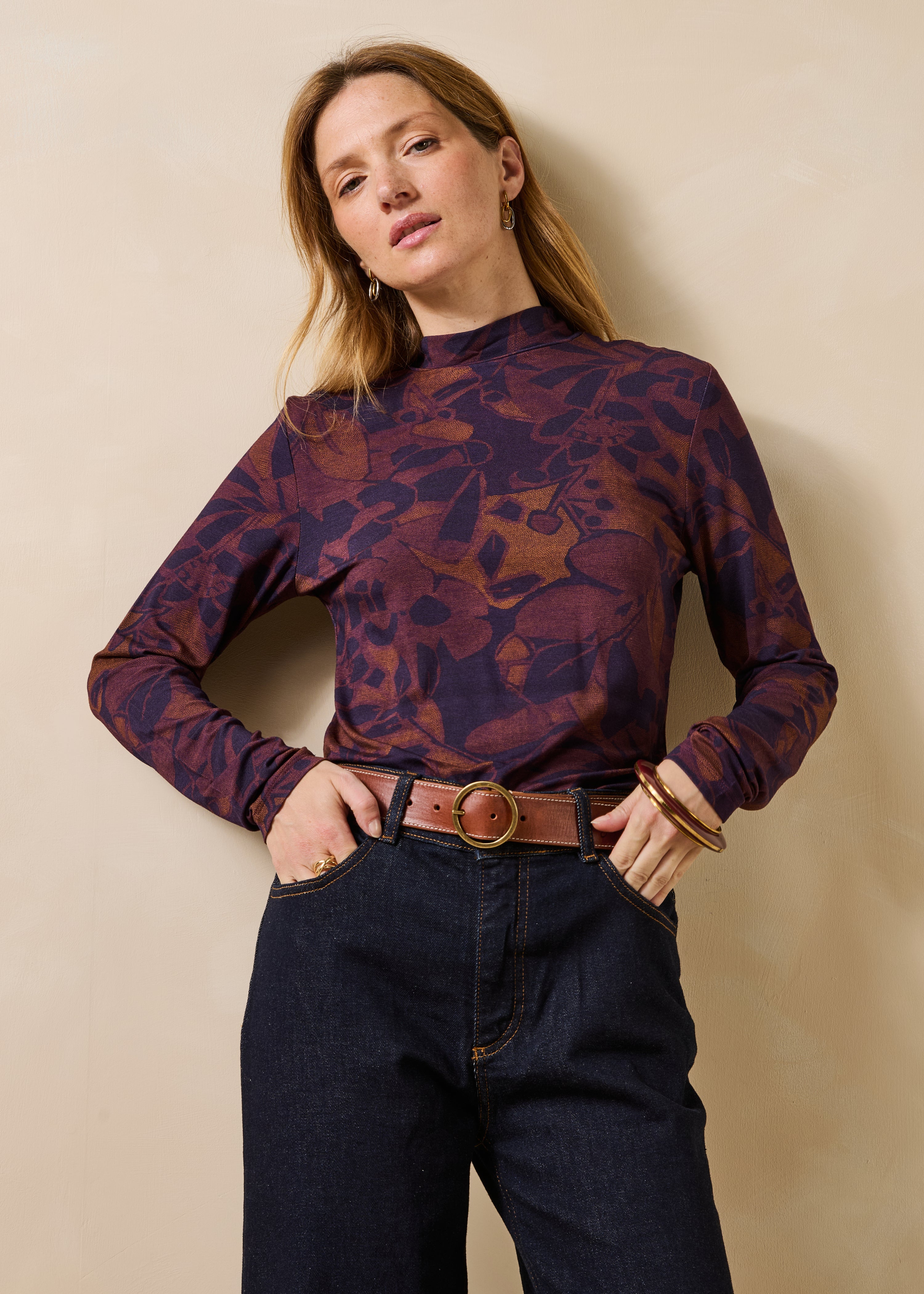 T-shirt a maniche lunghe viola con stampa floreale
