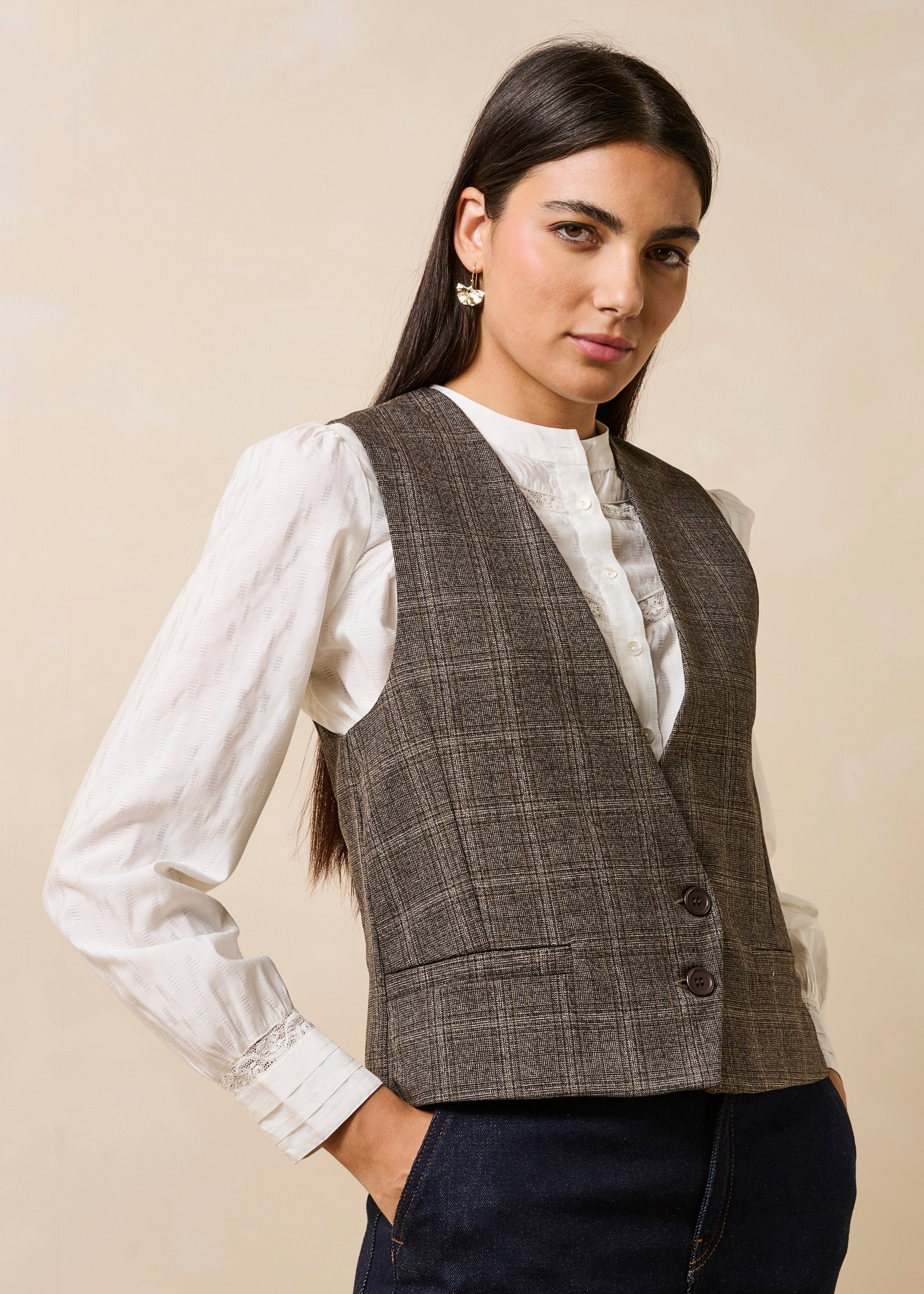 Mouwloze bruine geruite V-hals jas