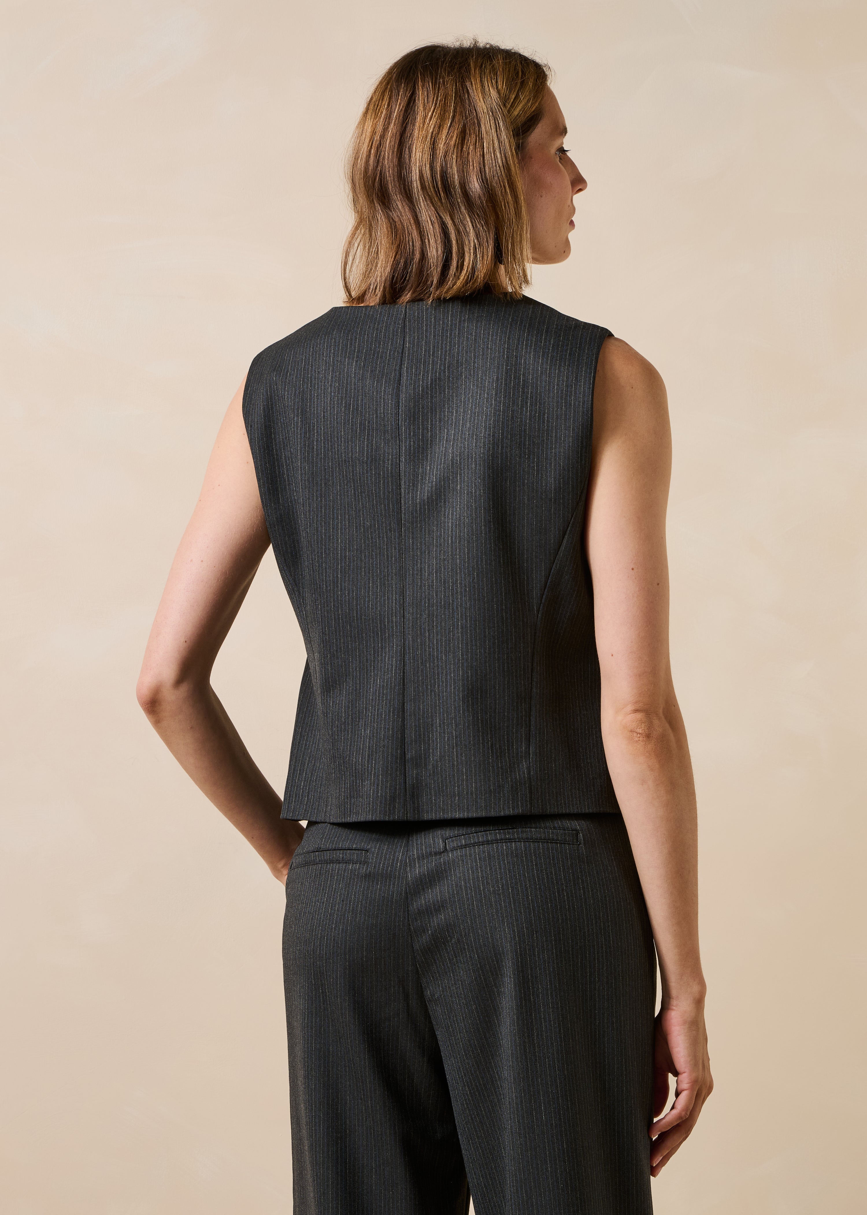 Gilet grigio antracite a righe senza maniche