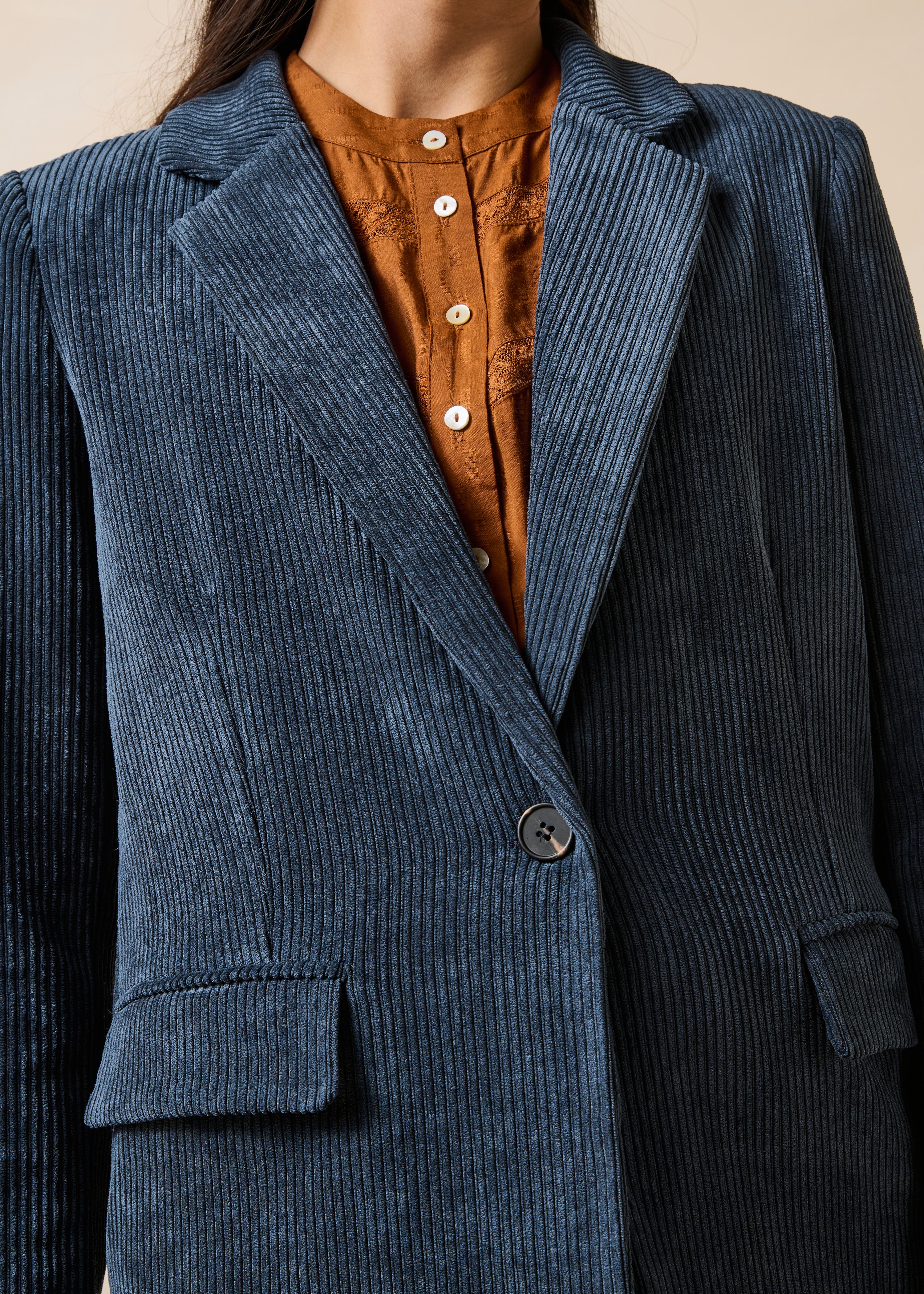 Veste tailleur bleu gris en velours manches longues