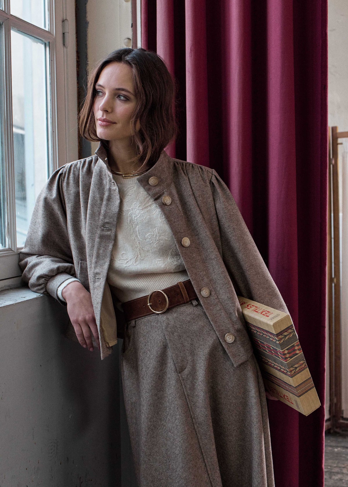 Beige tweedjas met lange mouwen en opstaande kraag