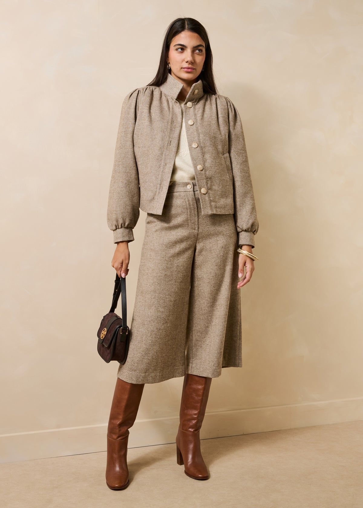 Beige tweed jacket with long sleeves and a stand-up collar