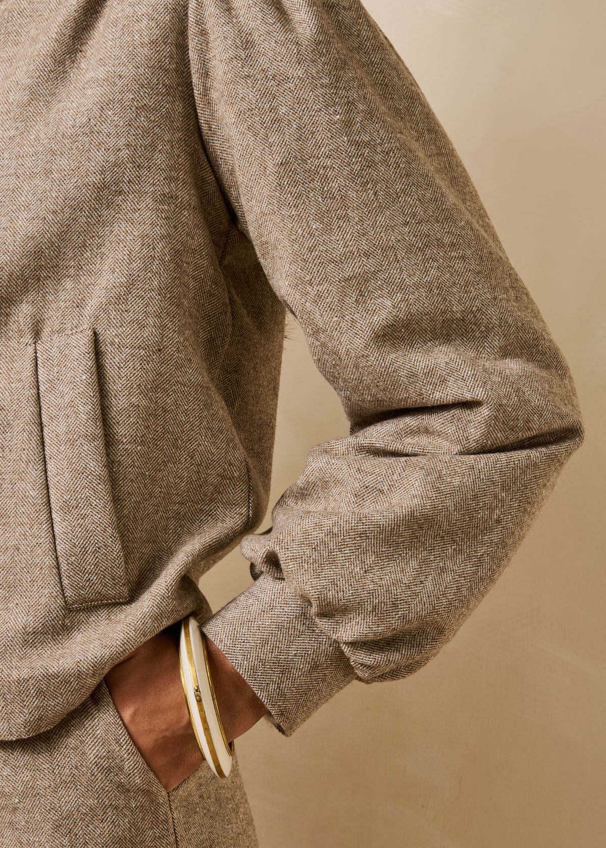 Beige tweed jacket with long sleeves and a stand-up collar