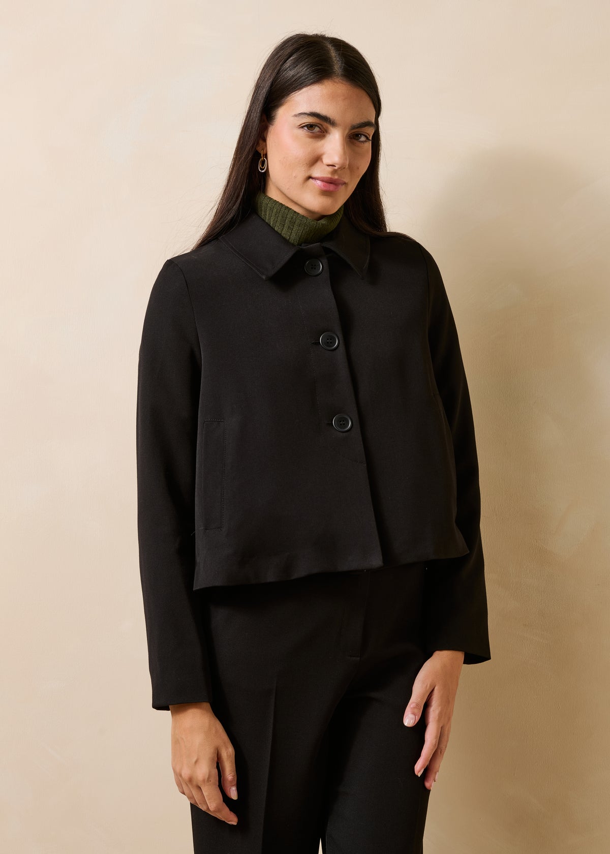 Chaqueta corta negra de manga larga con cuello de camisa