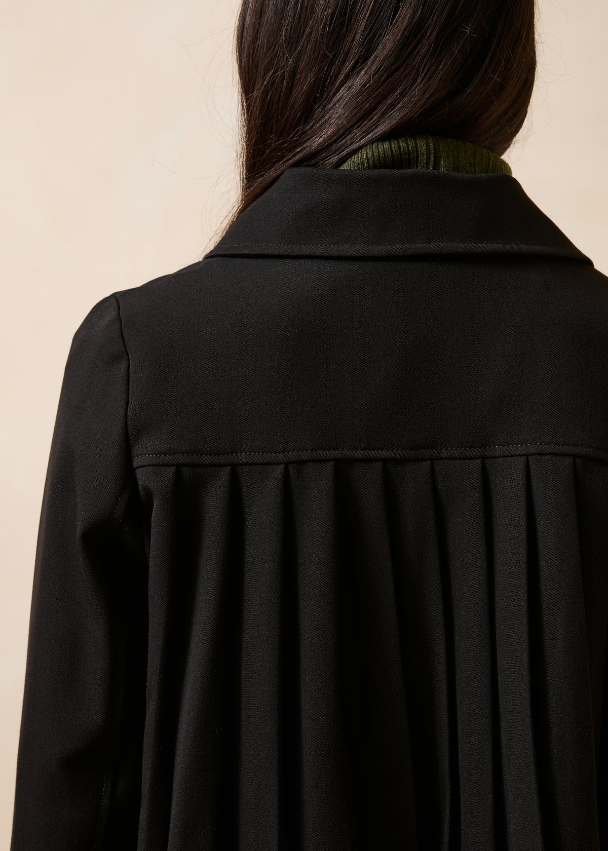 Chaqueta corta negra de manga larga con cuello de camisa