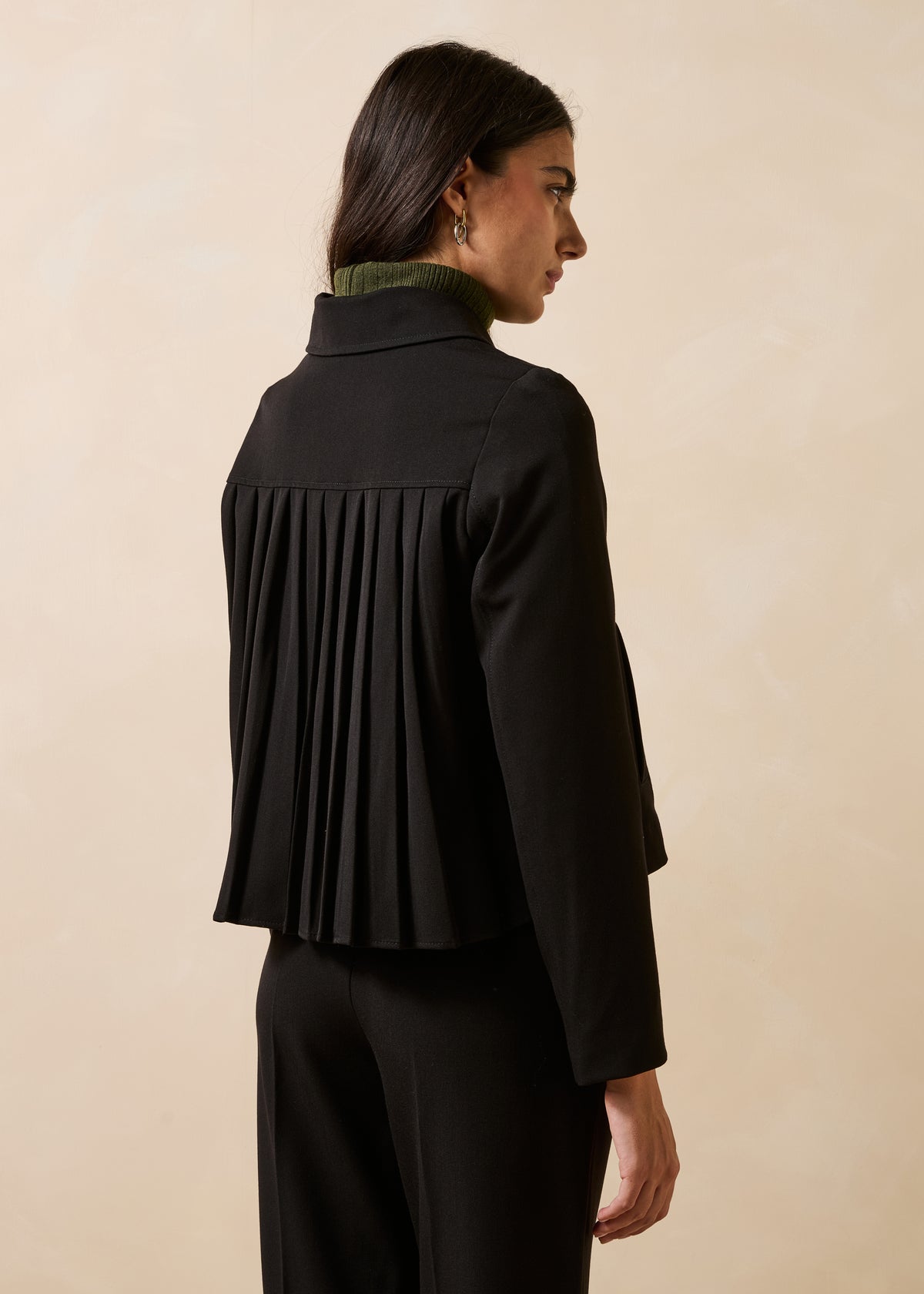 Chaqueta corta negra de manga larga con cuello de camisa