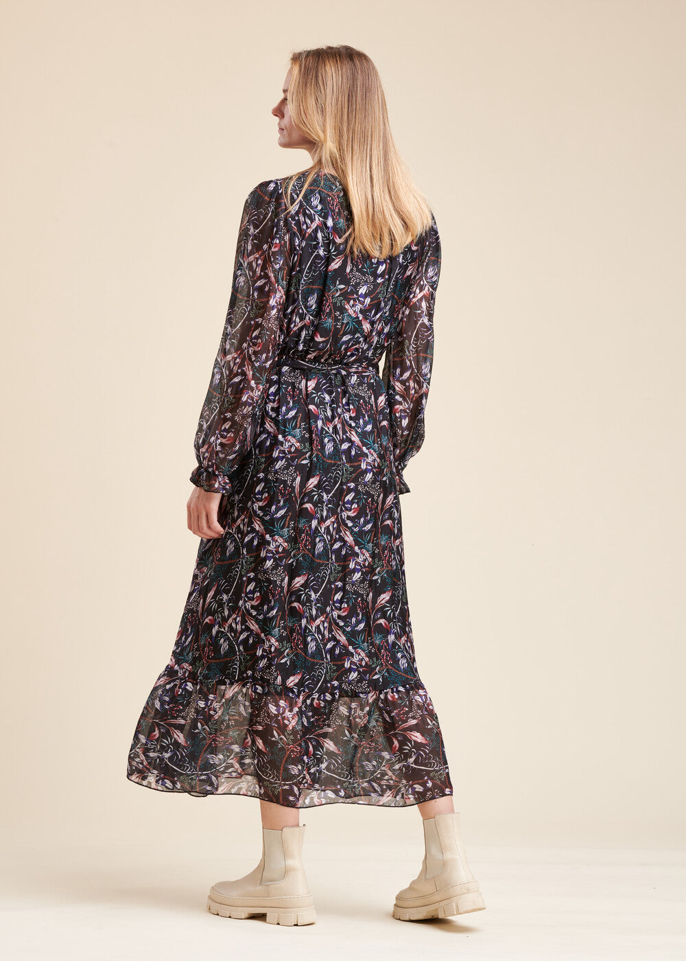 Vestido longo com estampa floral em viscose e voile de seda